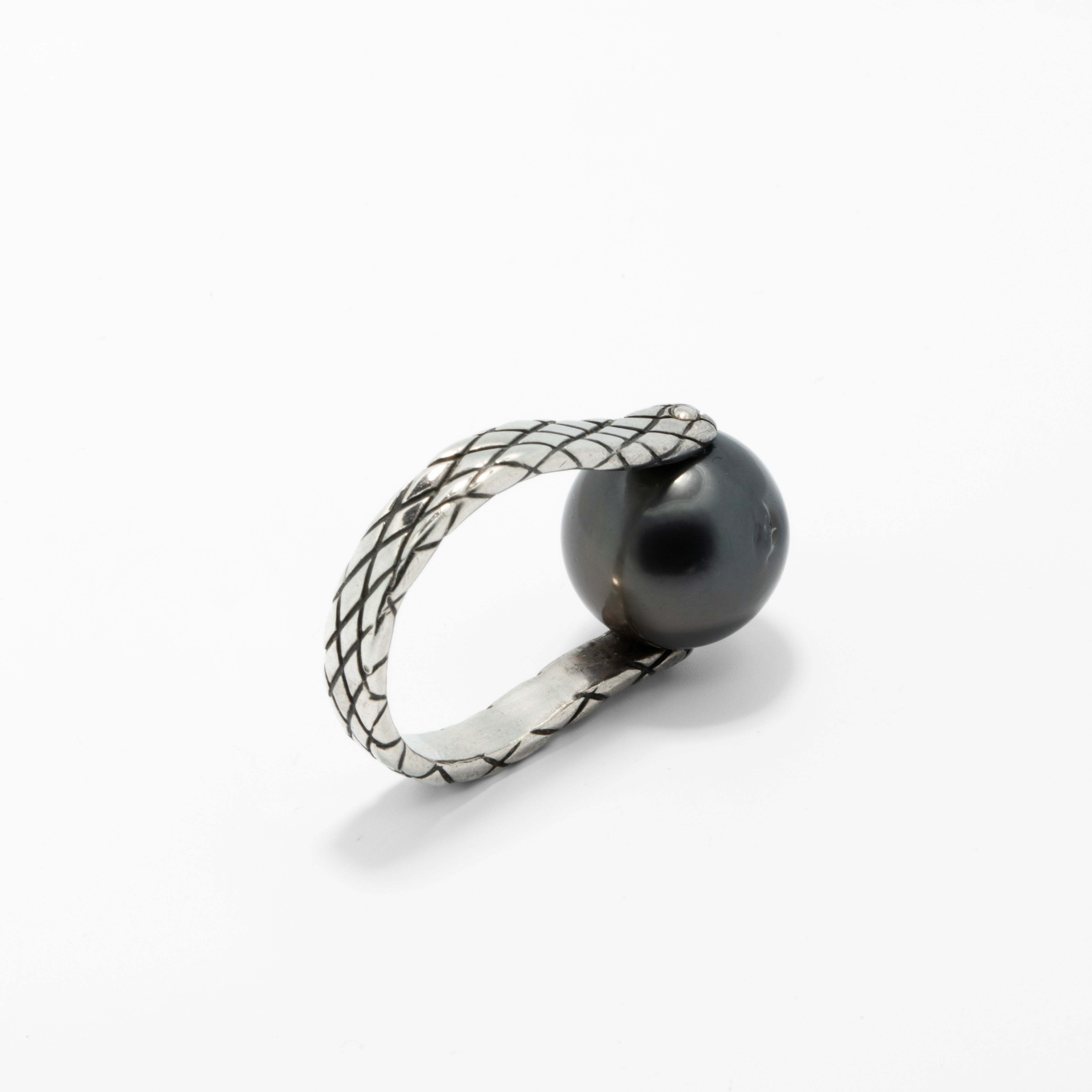 Bottega Veneta Intrecciato Sterling Silver Ring with Black Tahitian Pearl