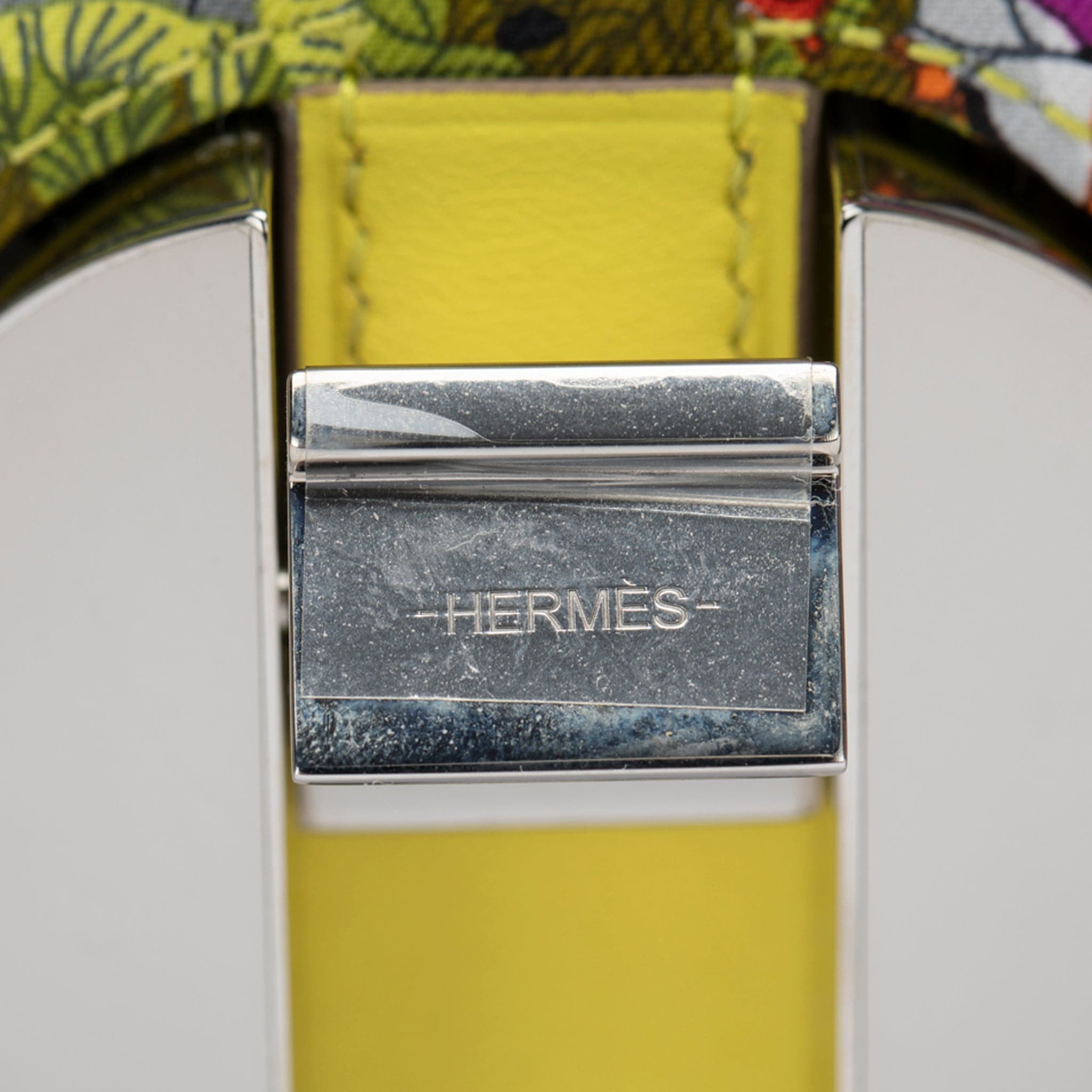 HERMES 2020 20CM LIMITED EDITION "SIESTE AU PARADIS" LIME SILK & SWIFT LEATHER PALLADIUM  HARDWARE - On Repeat